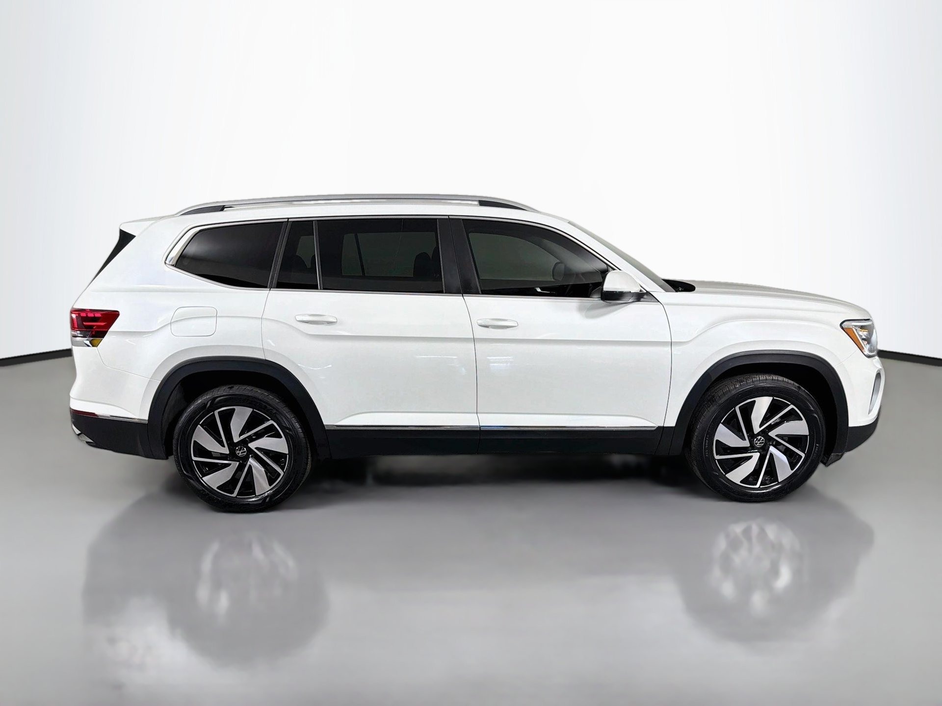 Certified 2025 Volkswagen Atlas SEL AWD/4WD image 4