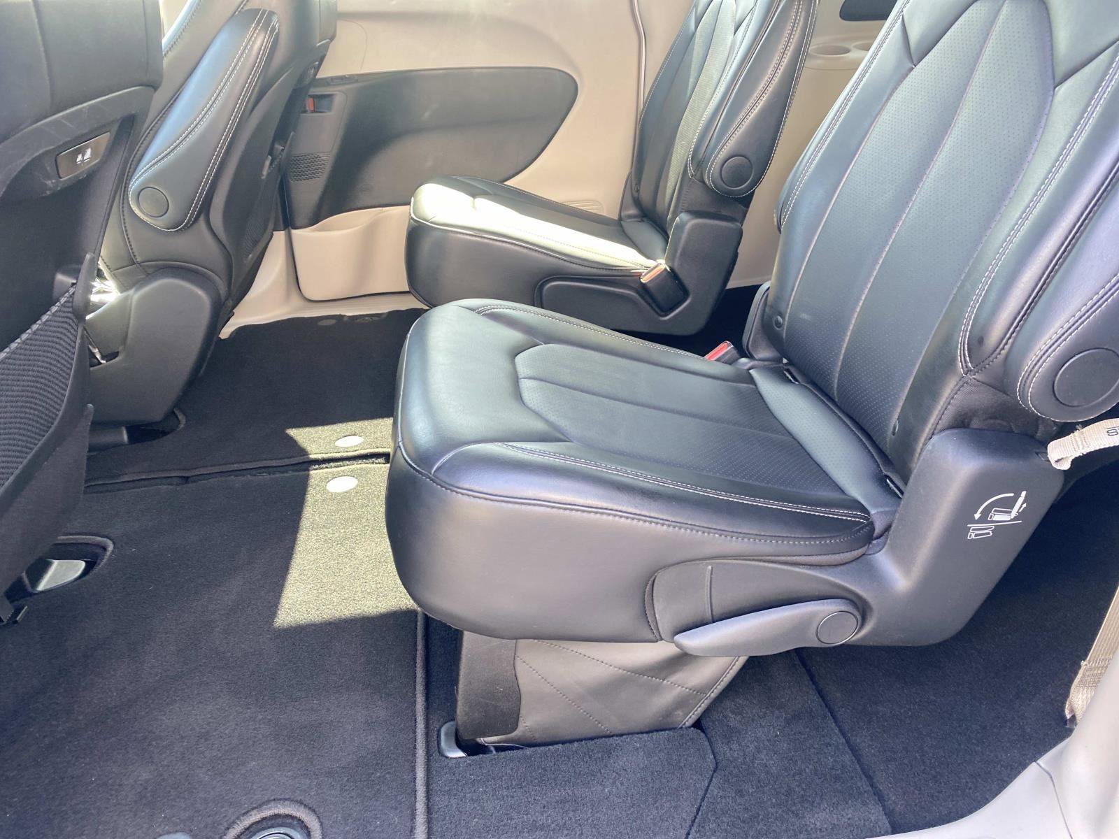 Certified 2024 Chrysler Pacifica Touring-L image 17