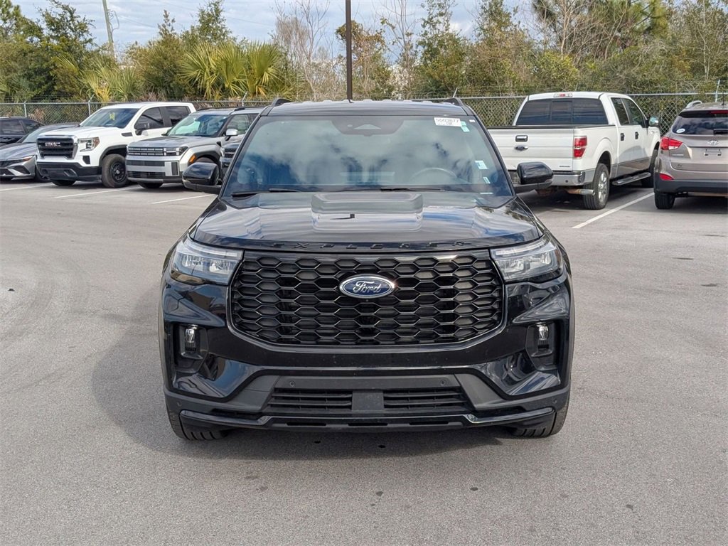 Used 2025 Ford Explorer ST-Line w/ ST-Line Street Pack image 2