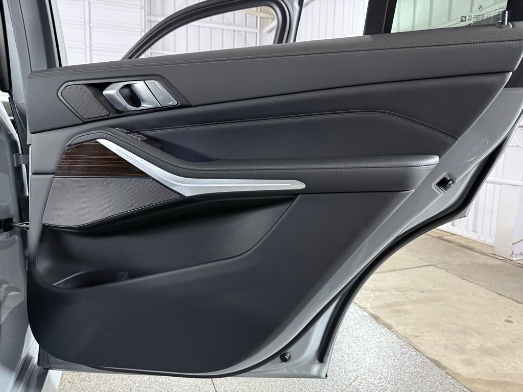 Used 2023 BMW X7 xDrive40i w/ M Sport Package image 28