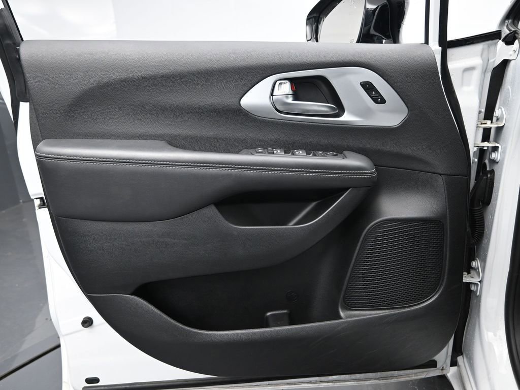 Used 2025 Chrysler Pacifica Limited image 28
