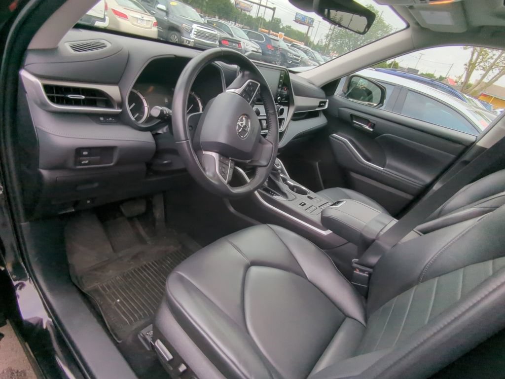 Used 2022 Toyota Highlander XLE AWD/4WD image 7