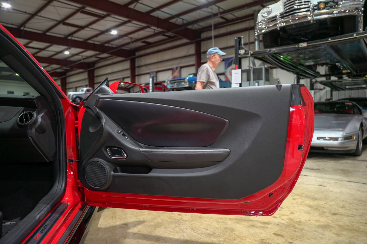 Used 2014 Chevrolet Camaro Z/28 RWD image 36