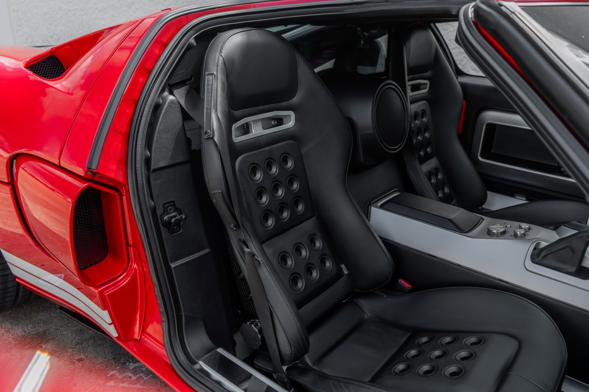 Used 2005 Ford GT RWD image 36