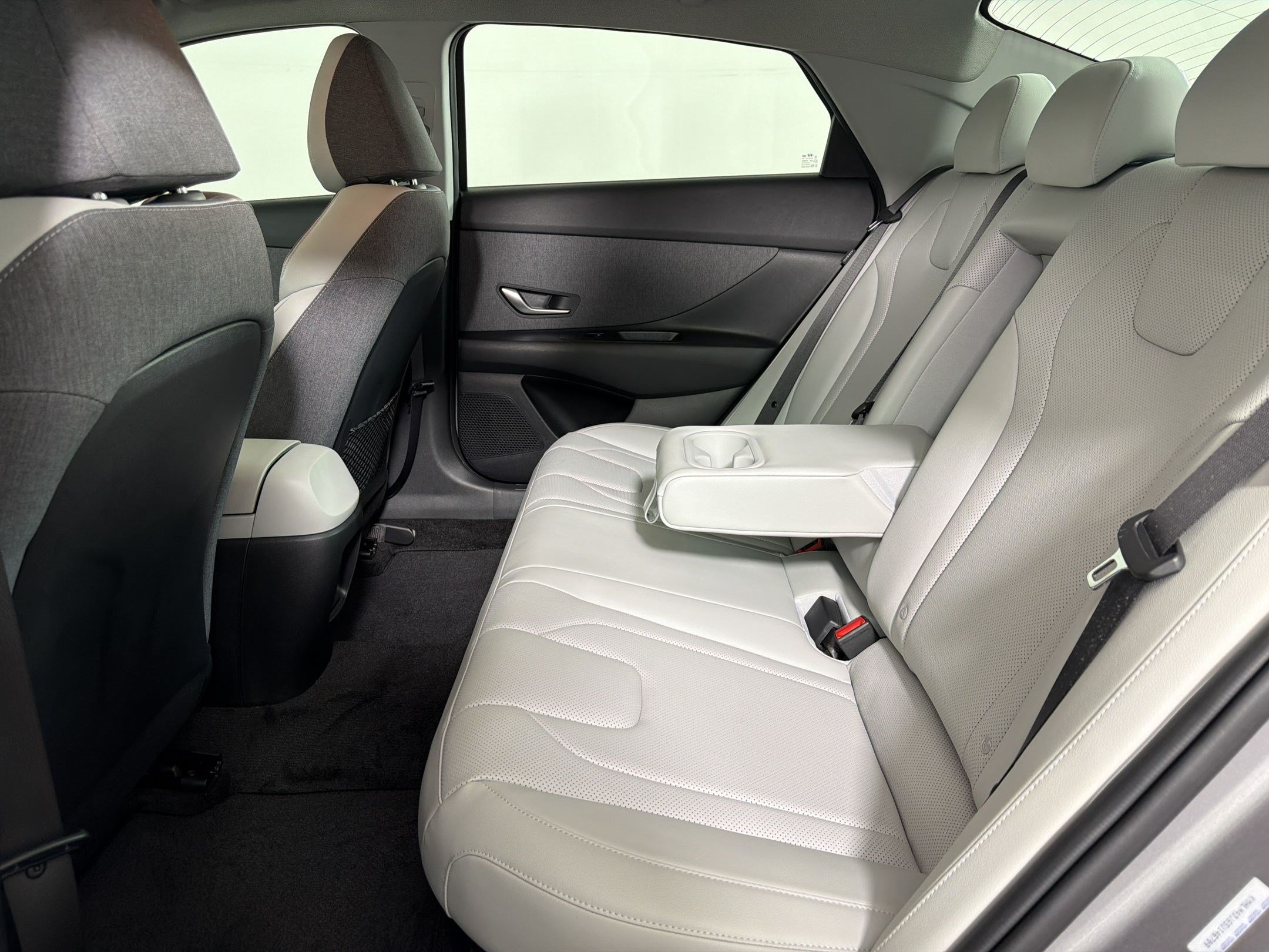 Used 2025 Hyundai Elantra Limited FWD image 21