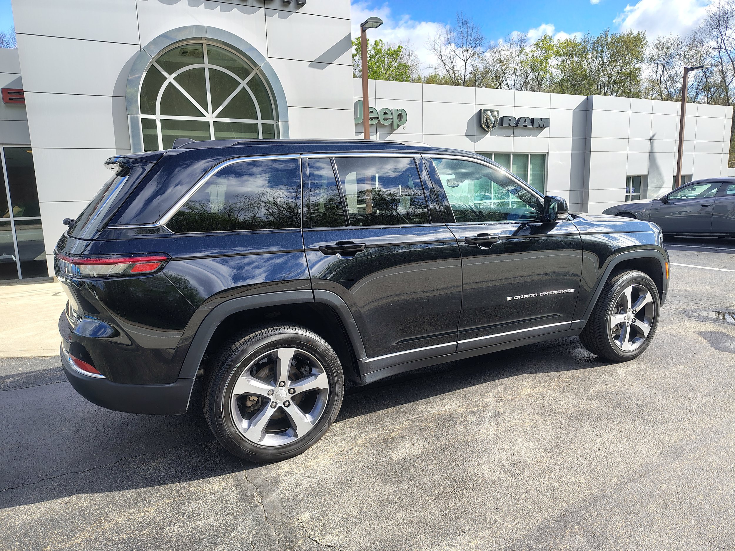 Certified 2024 Jeep Grand Cherokee Limited AWD/4WD image 15
