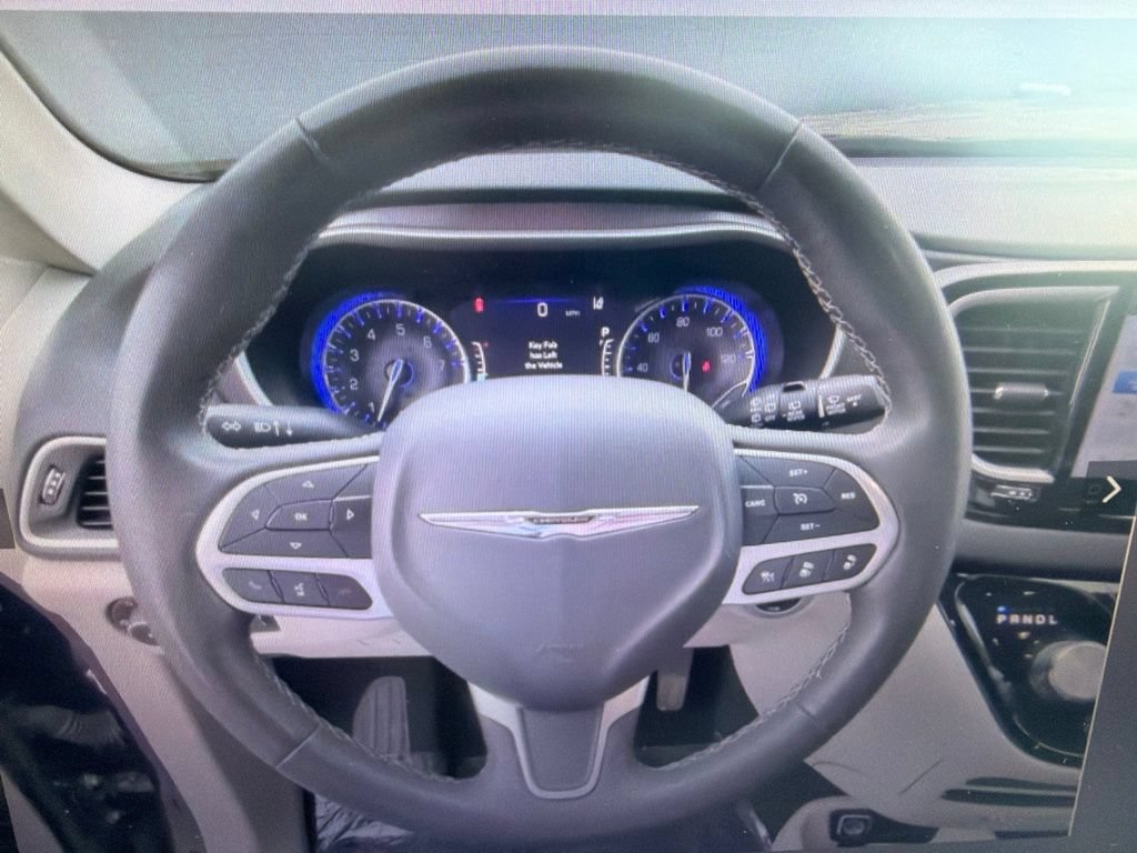 Used 2024 Chrysler Pacifica Touring-L FWD image 9