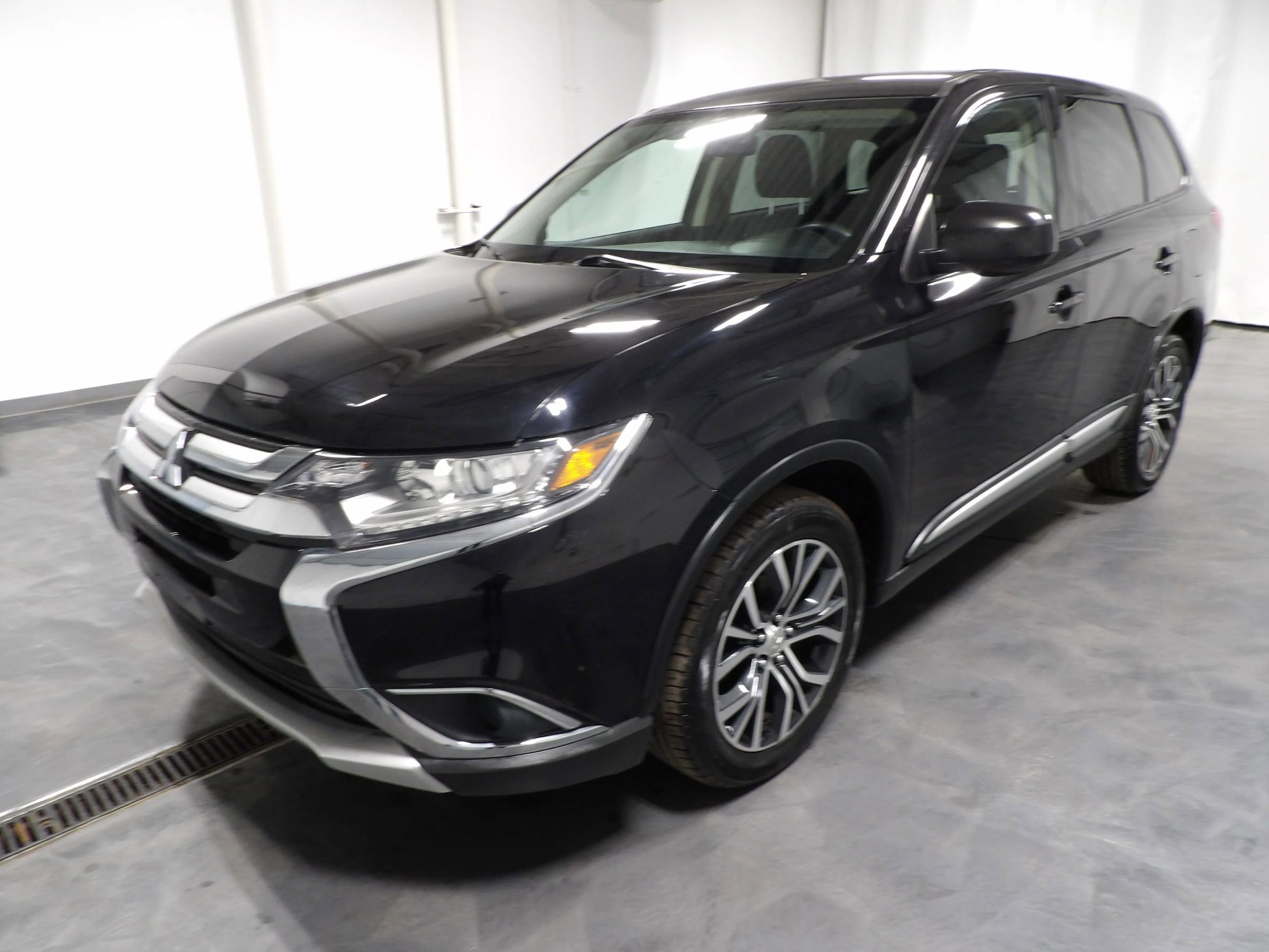 Used 2018 Mitsubishi Outlander ES image 3