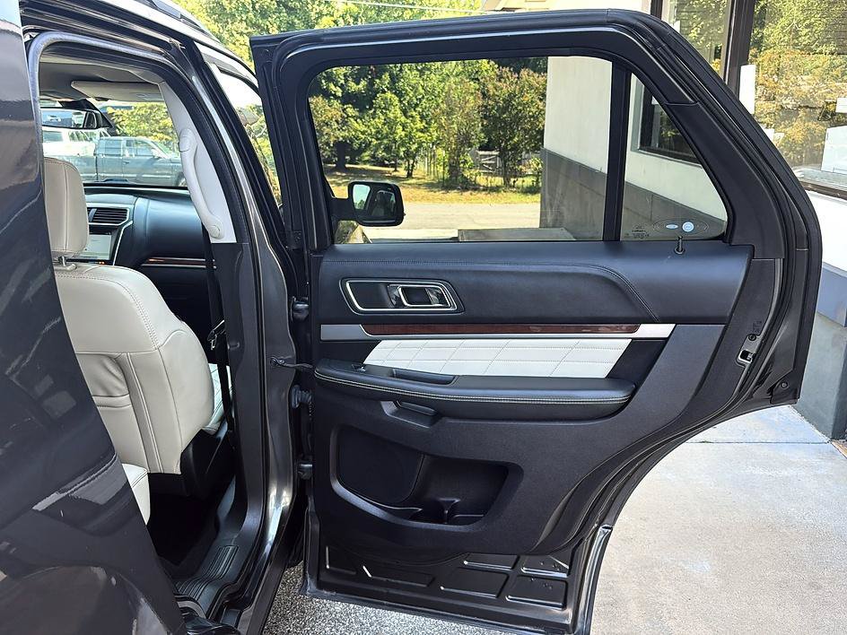 Used 2019 Ford Explorer Platinum AWD/4WD image 38
