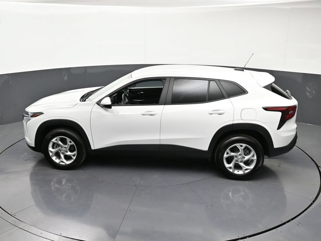 Certified 2025 Chevrolet Trax LS w/ LS Convenience Package FWD image 17