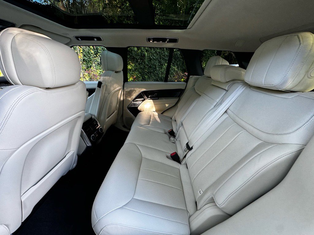 Used 2025 Land Rover Range Rover SE image 17