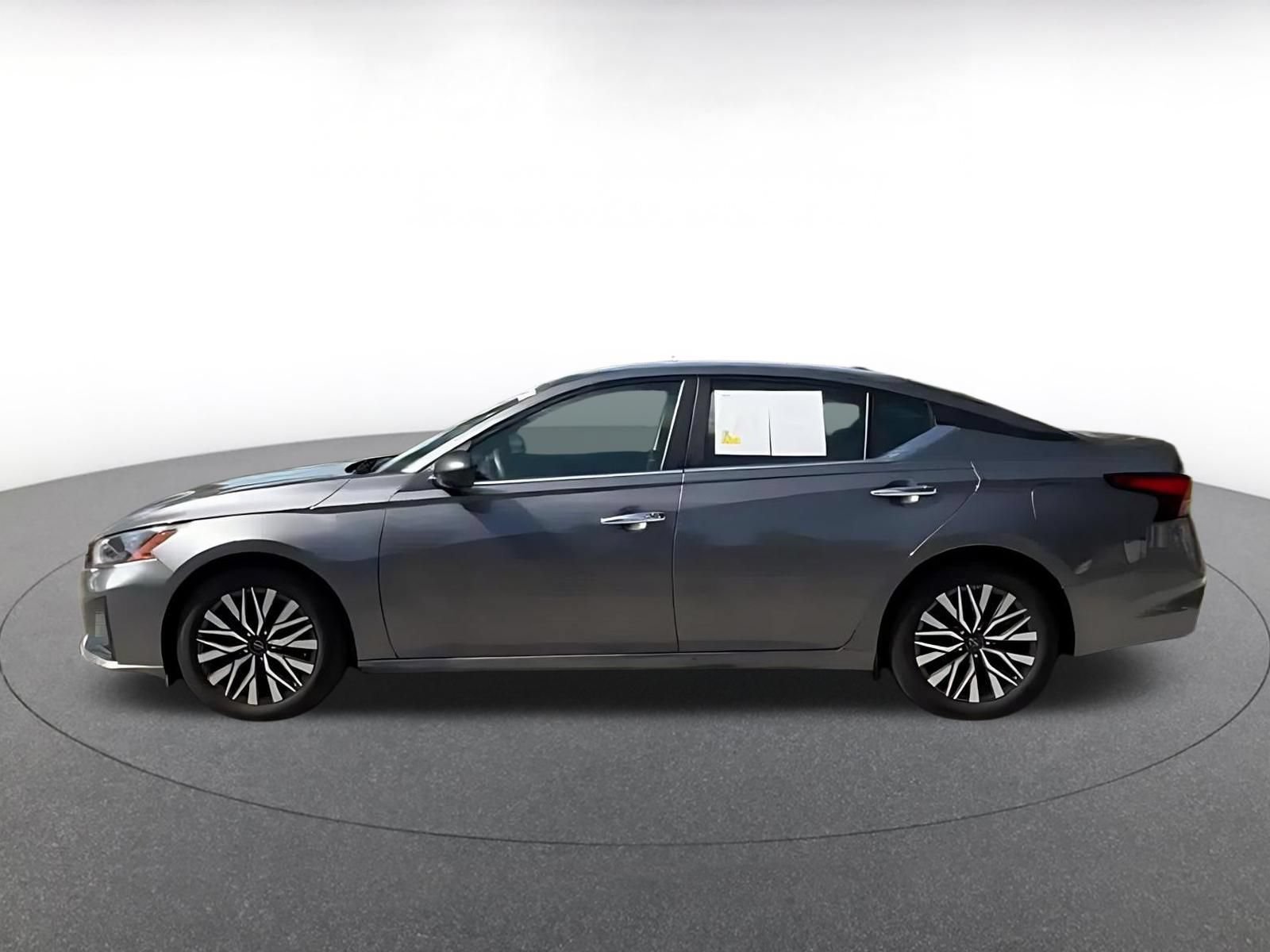 Used 2025 Nissan Altima 2.5 SV FWD image 8