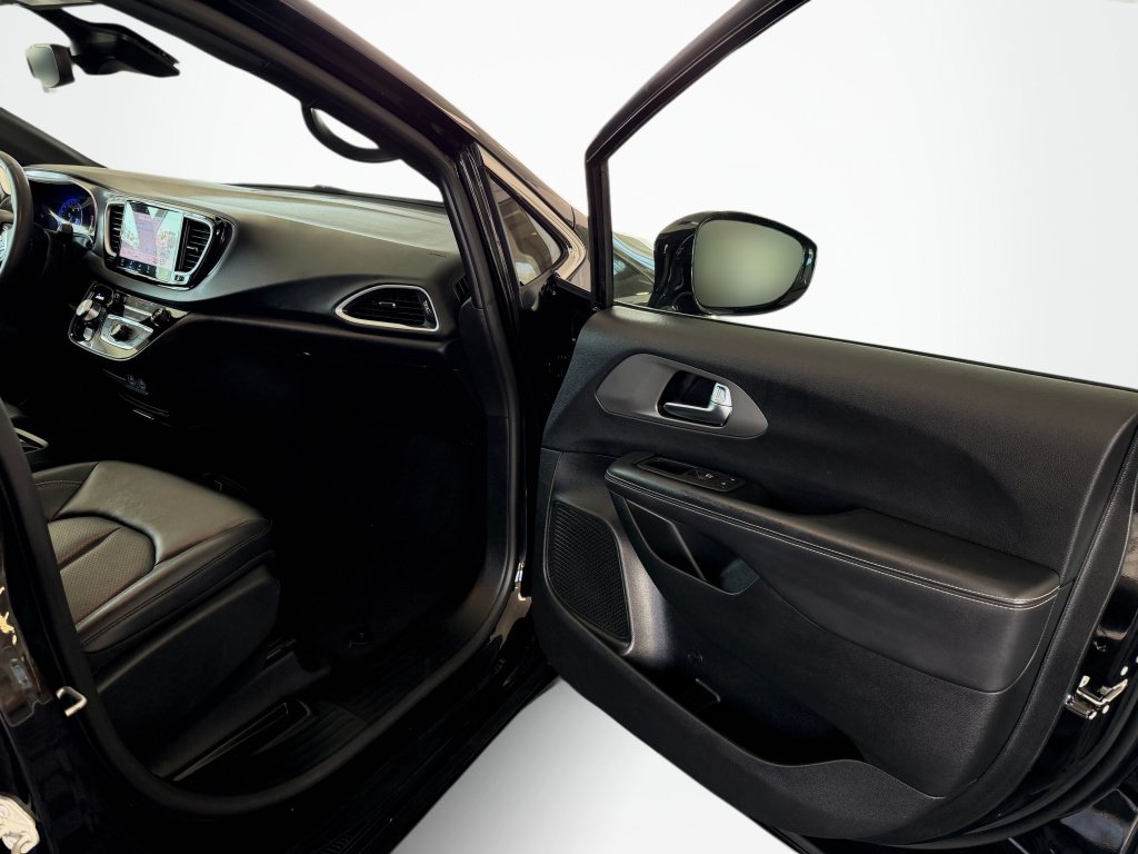 Used 2025 Chrysler Pacifica Select FWD image 37