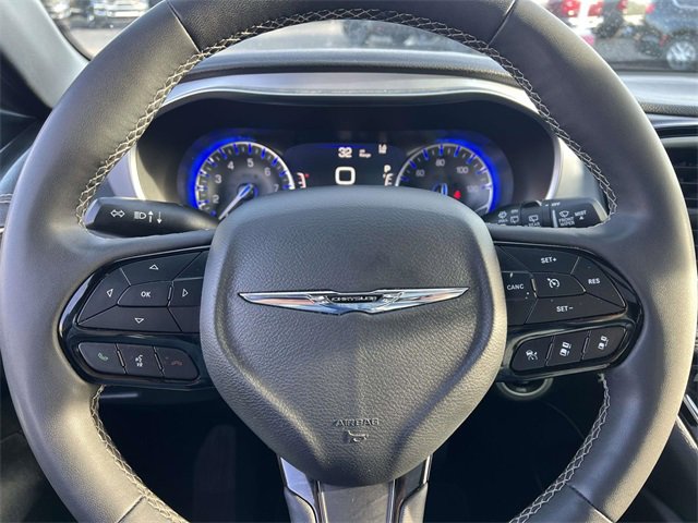 Used 2025 Chrysler Pacifica Limited image 14