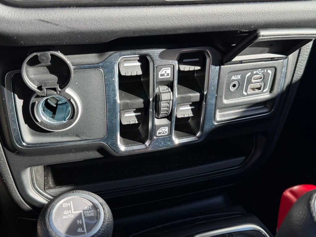 Used 2025 Jeep Wrangler Unlimited Sahara w/ Safety Group image 27