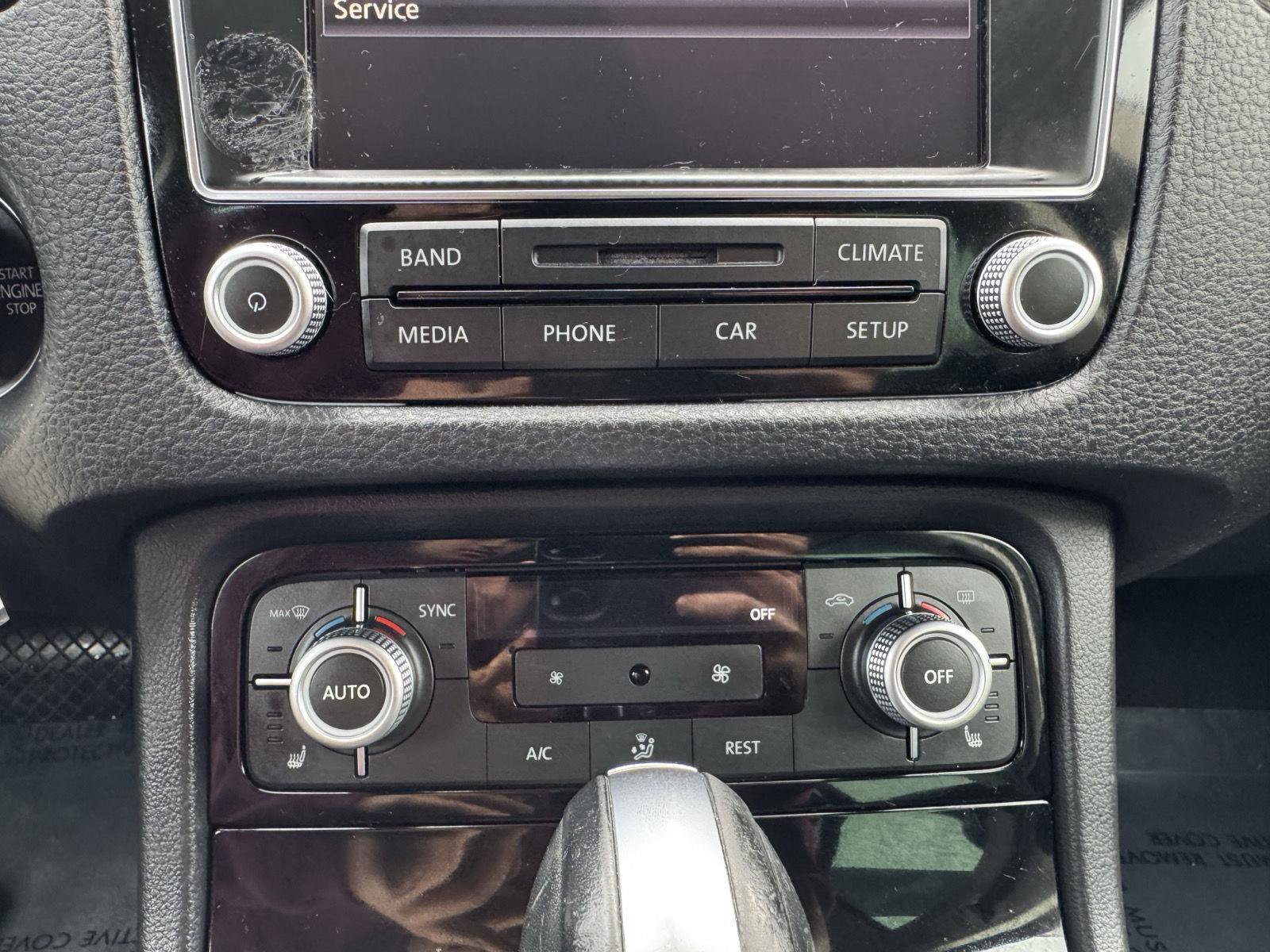 Used 2015 Volkswagen Touareg Sport image 30