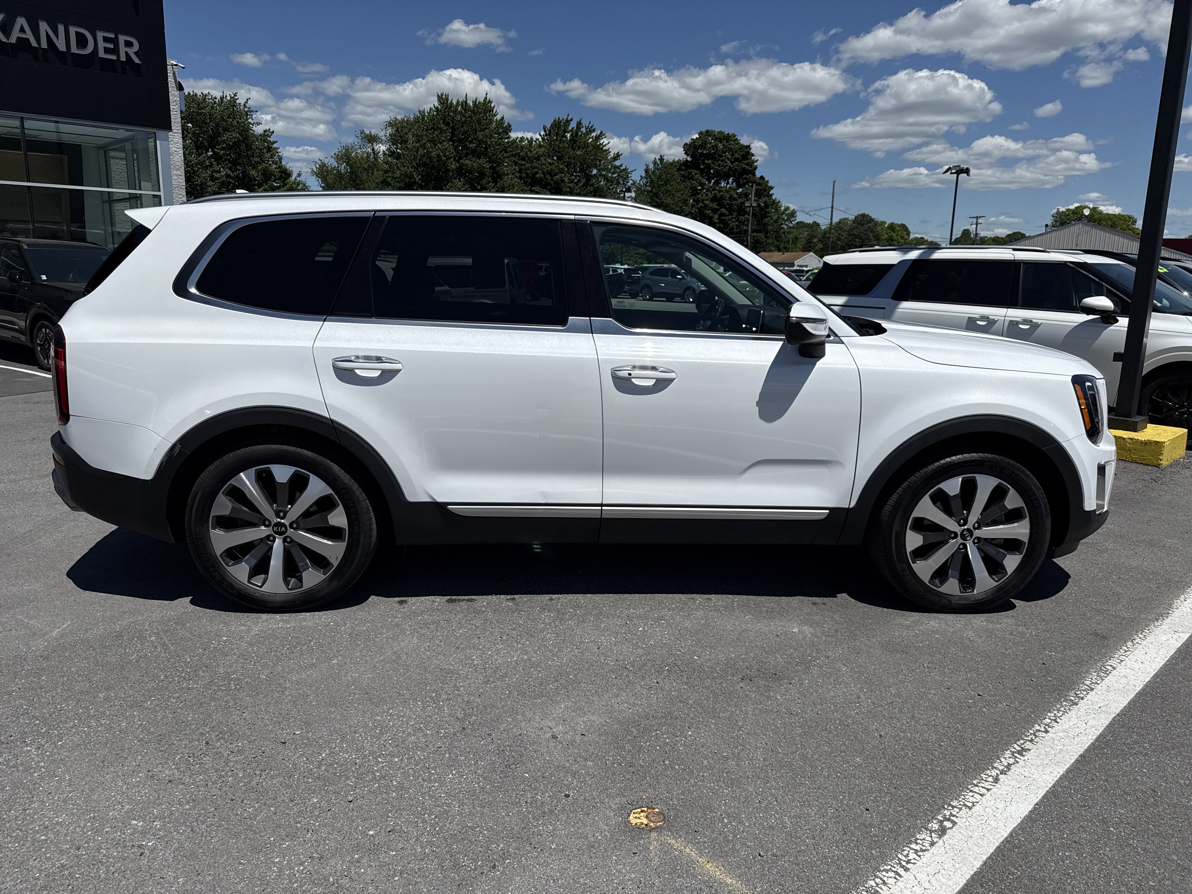 Used 2020 Kia Telluride S w/ S 8 Passenger Seating Package AWD/4WD image 2