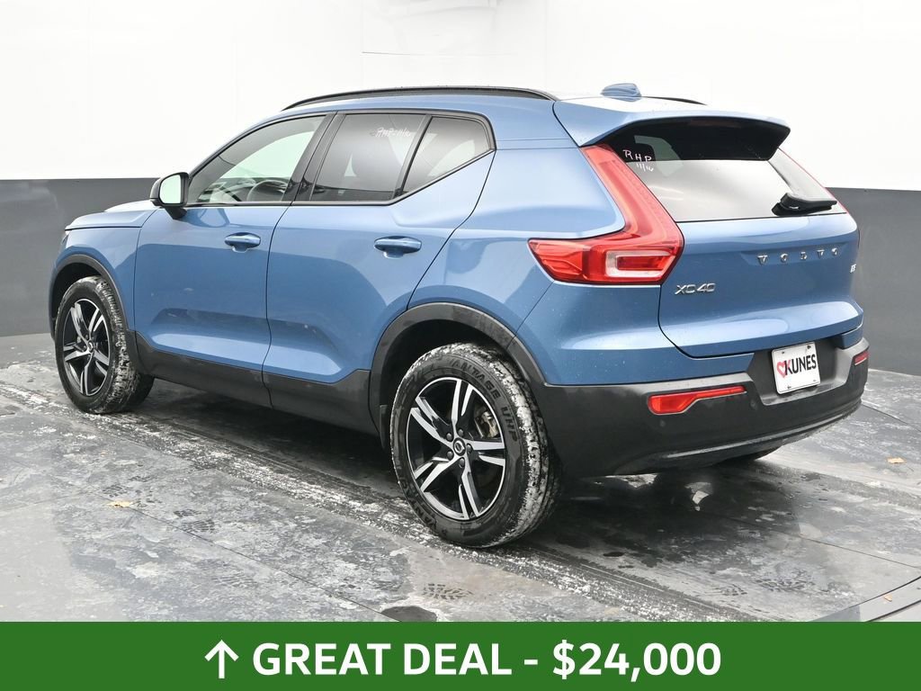Used 2024 Volvo XC40 B5 Core image 9