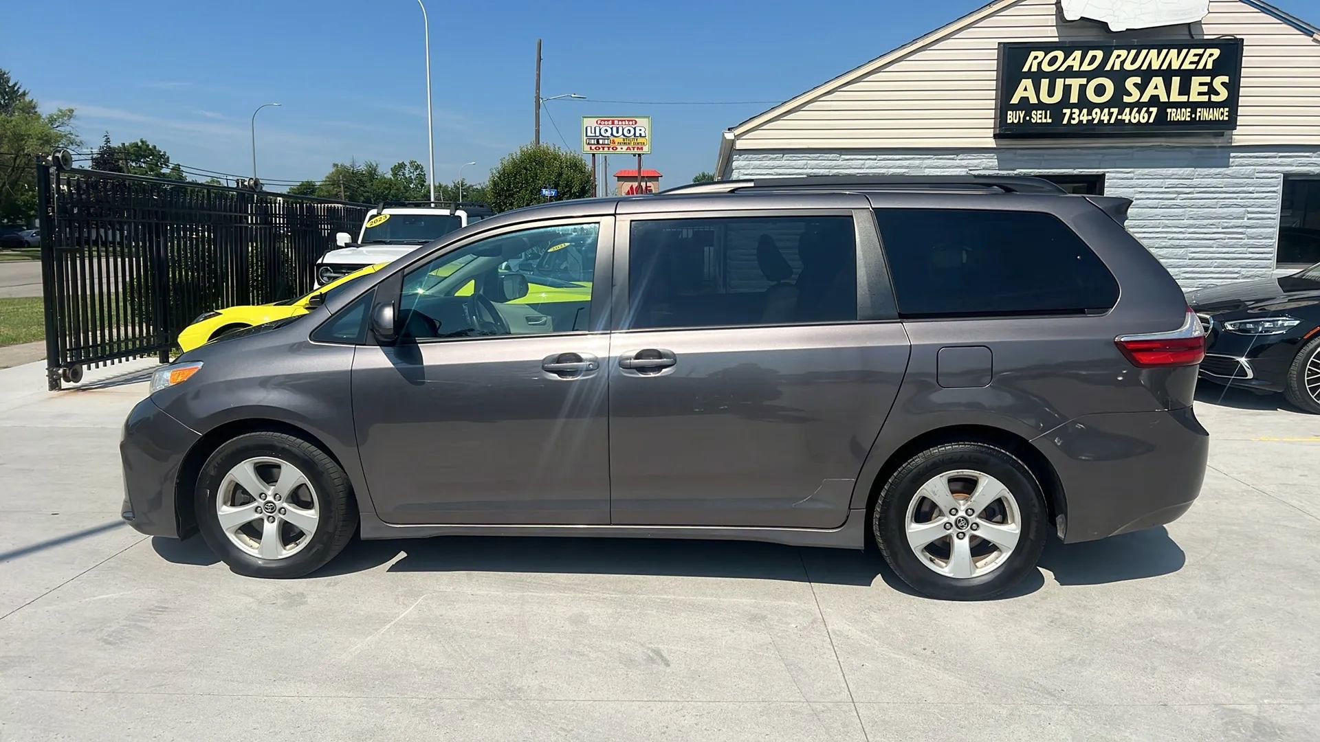 Used 2018 Toyota Sienna LE w/ Carpet Mat Package image 8