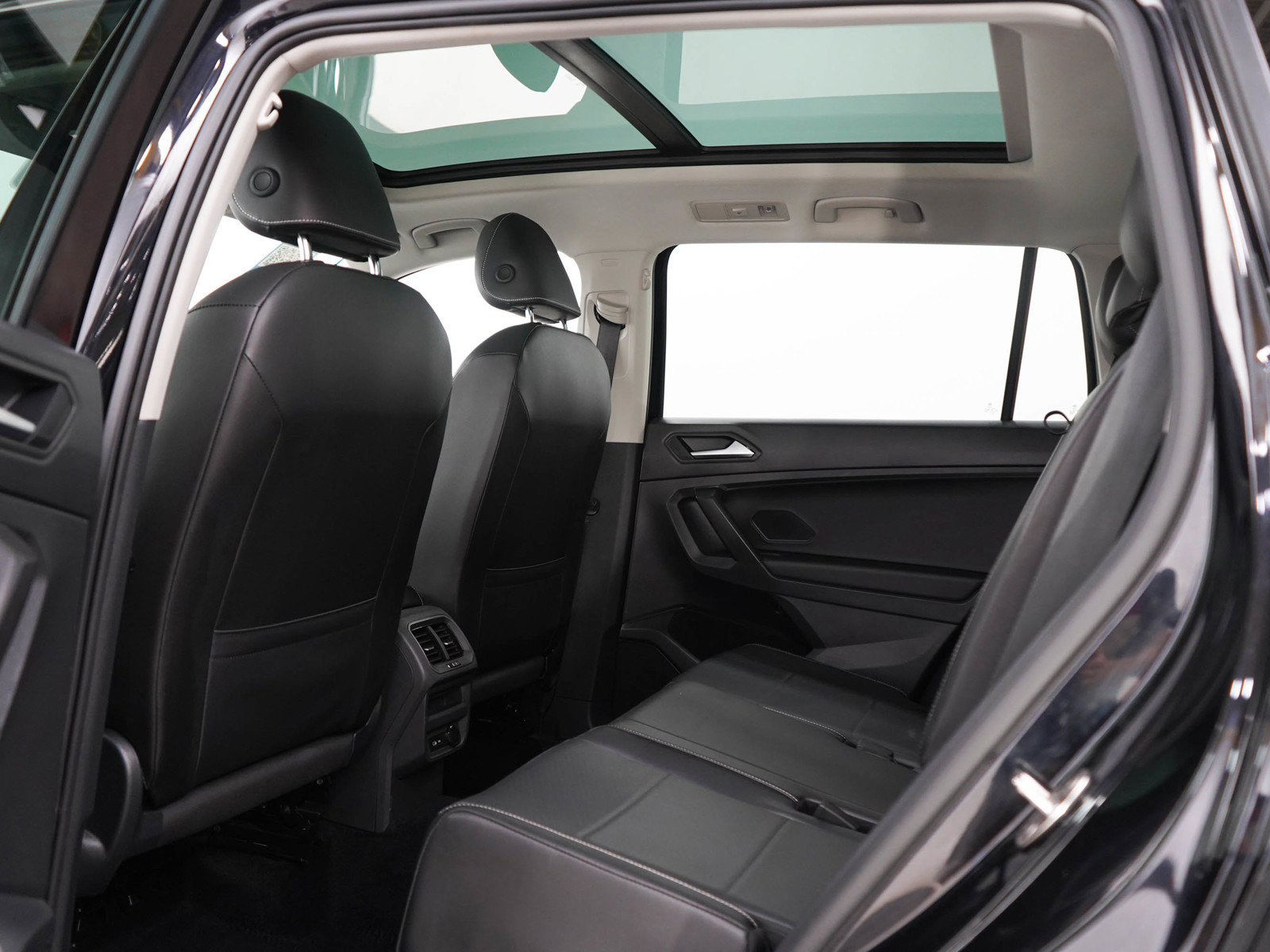 Used 2021 Volkswagen Tiguan SEL w/ 2-Row Tiguan MDO Package AWD/4WD image 18