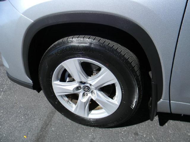 Used 2022 Toyota Highlander LE AWD/4WD image 8
