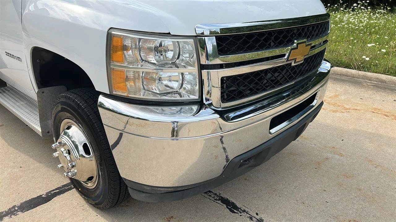 Used 2011 Chevrolet Silverado 3500 W/T RWD image 2