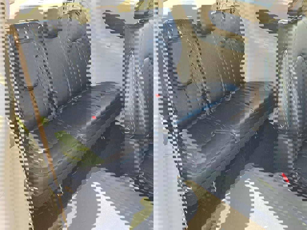 Used 2024 Chrysler Pacifica Select image 10