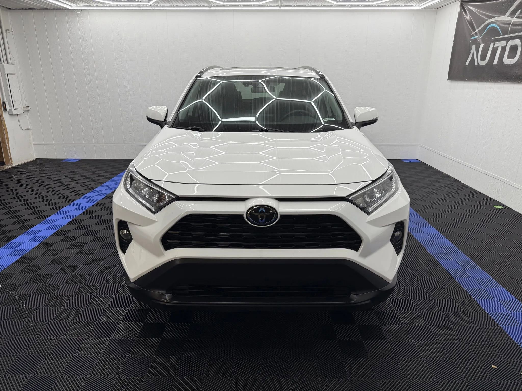 Used 2020 Toyota RAV4 XLE Premium image 4