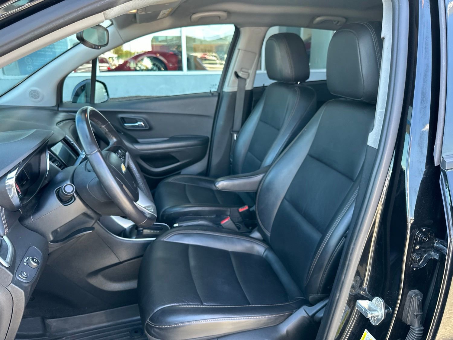 Used 2021 Chevrolet Trax LT w/ Premium Seat Package AWD/4WD image 16