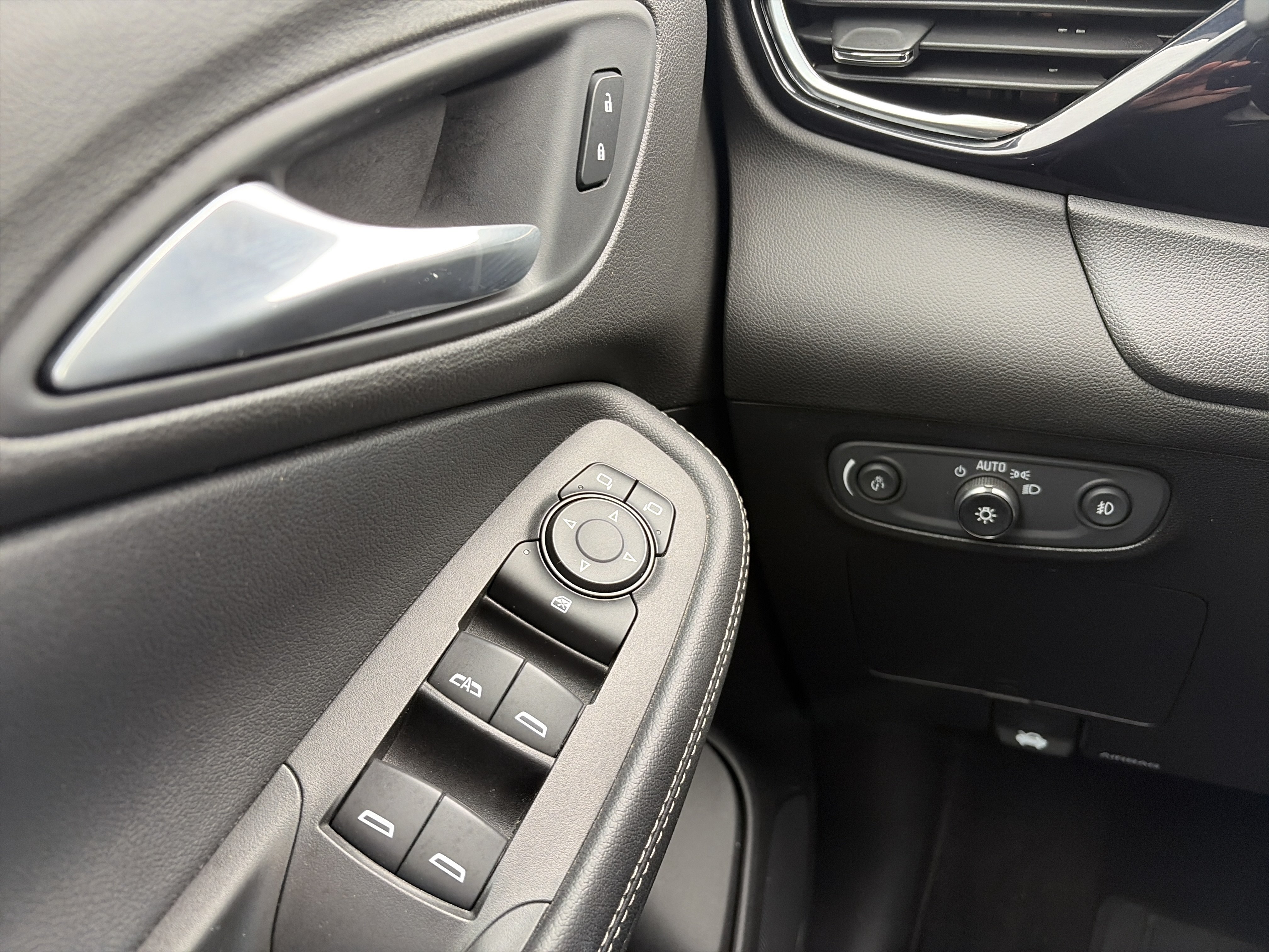 Used 2021 Buick Encore GX Select AWD/4WD image 26
