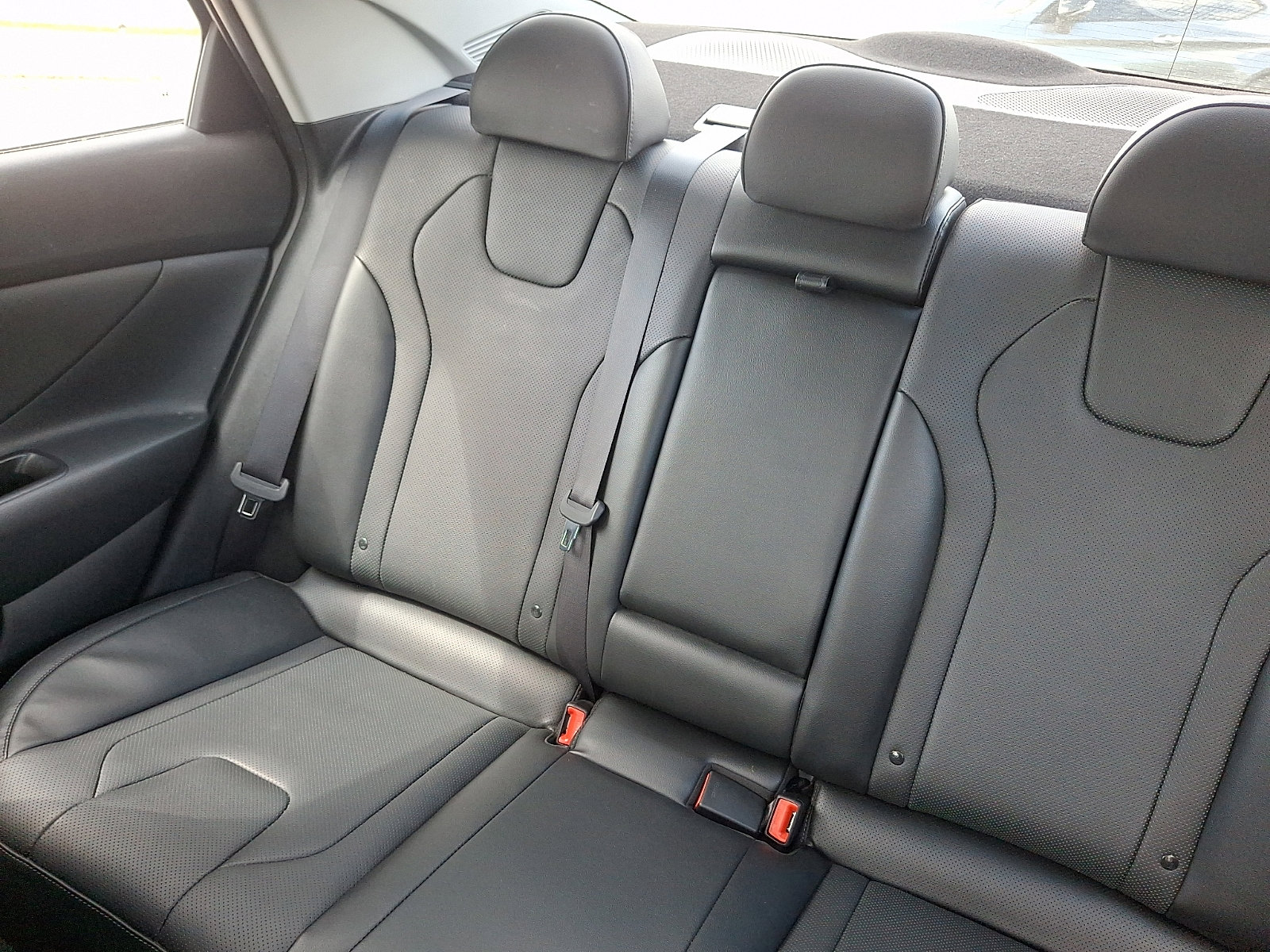 Certified 2022 Hyundai Elantra Limited w/ Winter Weather Package image 18