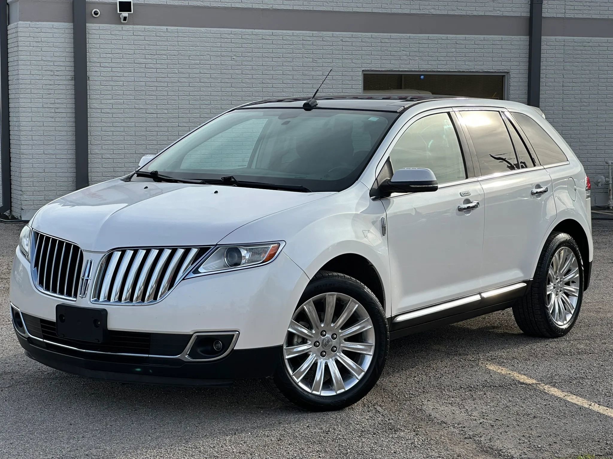 Used 2013 Lincoln MKX FWD image 2