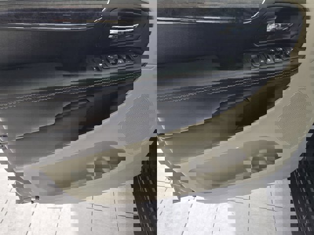 Used 2015 Chrysler Town & Country Touring w/ Driver Convenience Group image 18