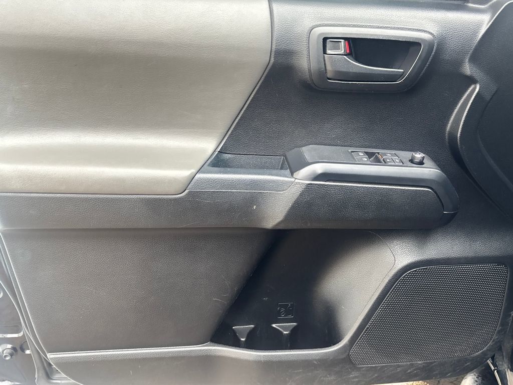 Used 2017 Toyota Tacoma SR image 6