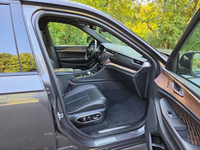Used 2025 Jeep Grand Cherokee Summit w/ Obsidian Package AWD/4WD image 27