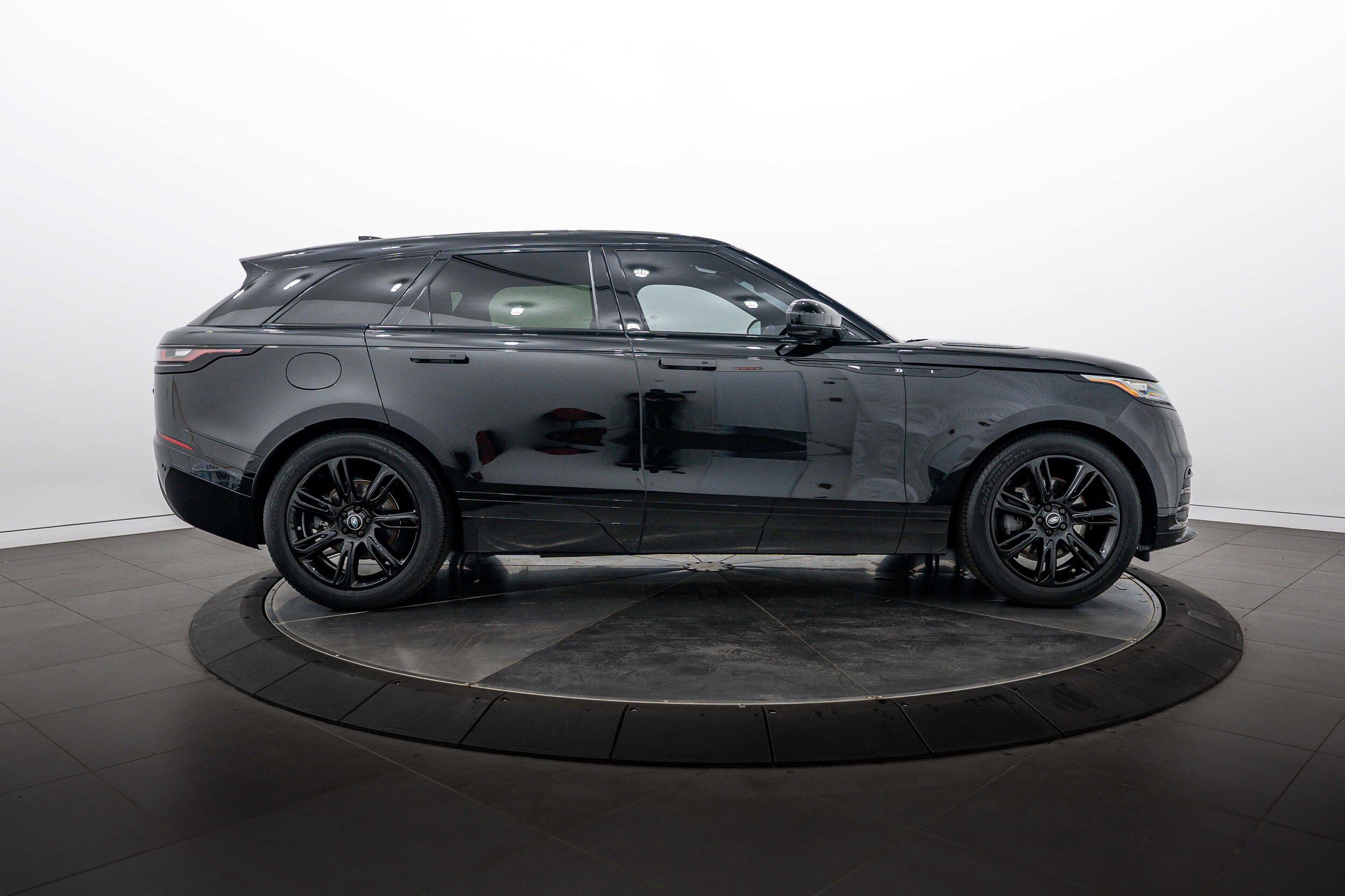 Used 2023 Land Rover Range Rover Velar R-Dynamic S AWD/4WD image 3