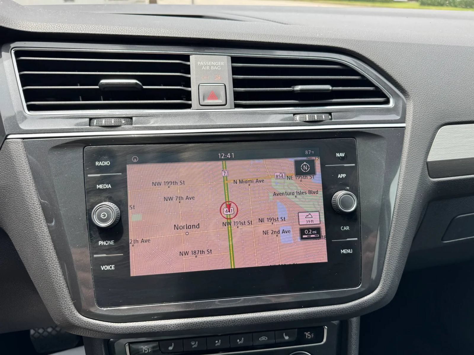Used 2018 Volkswagen Tiguan SEL FWD image 25