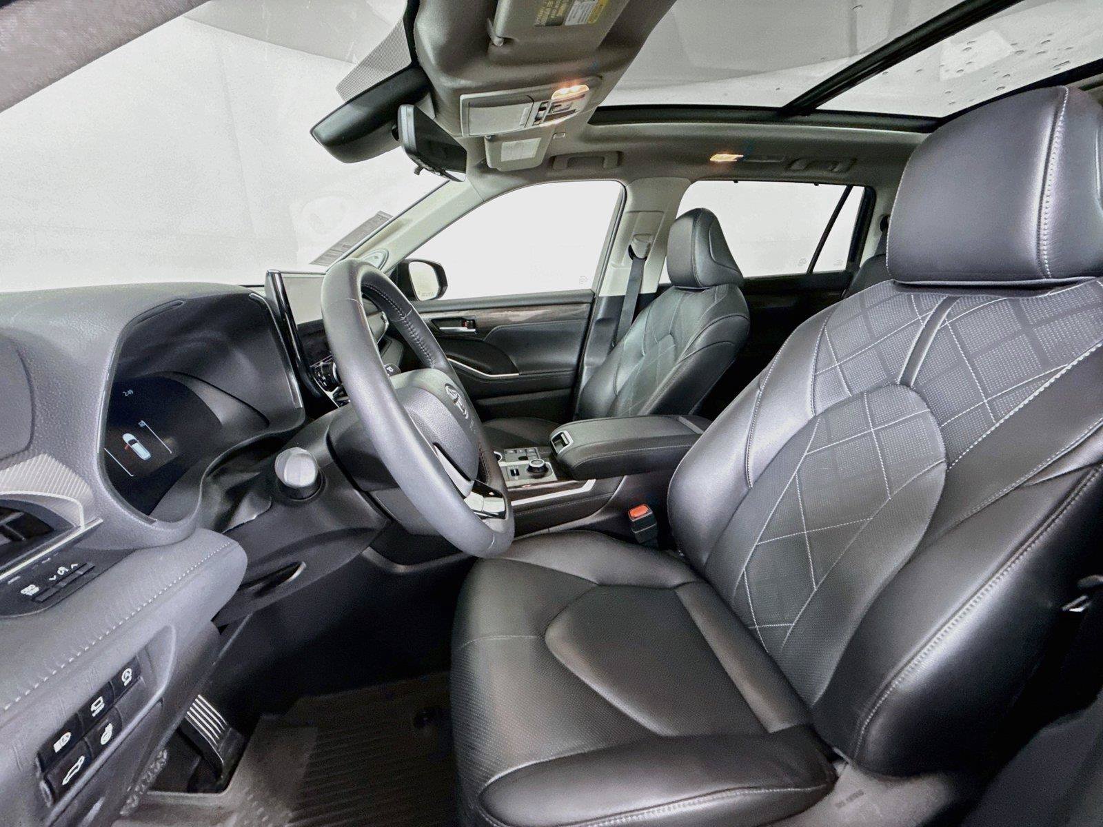 Certified 2025 Toyota Highlander Platinum AWD/4WD image 3