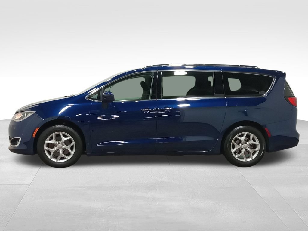 Used 2019 Chrysler Pacifica Touring Plus w/ Tire & Wheel Group FWD image 8