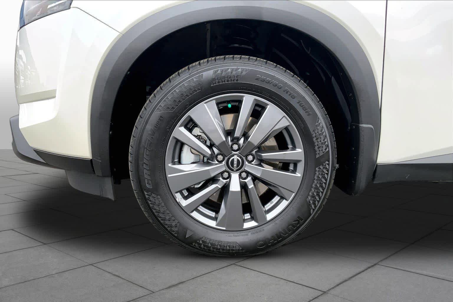Used 2024 Nissan Pathfinder SV FWD image 11