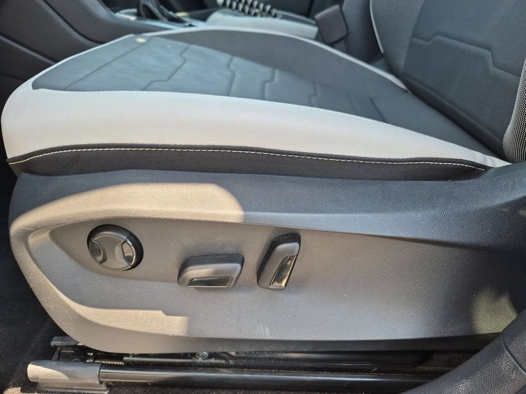 Used 2025 Volkswagen Taos SE AWD/4WD image 14