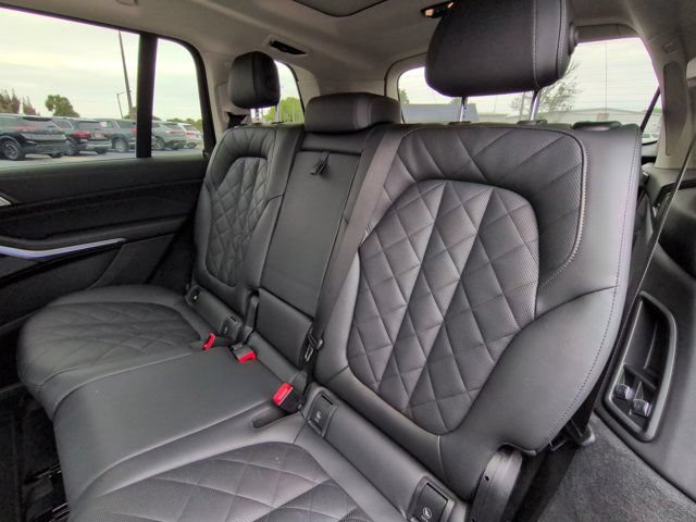 Used 2024 BMW X7 xDrive40i AWD/4WD image 15