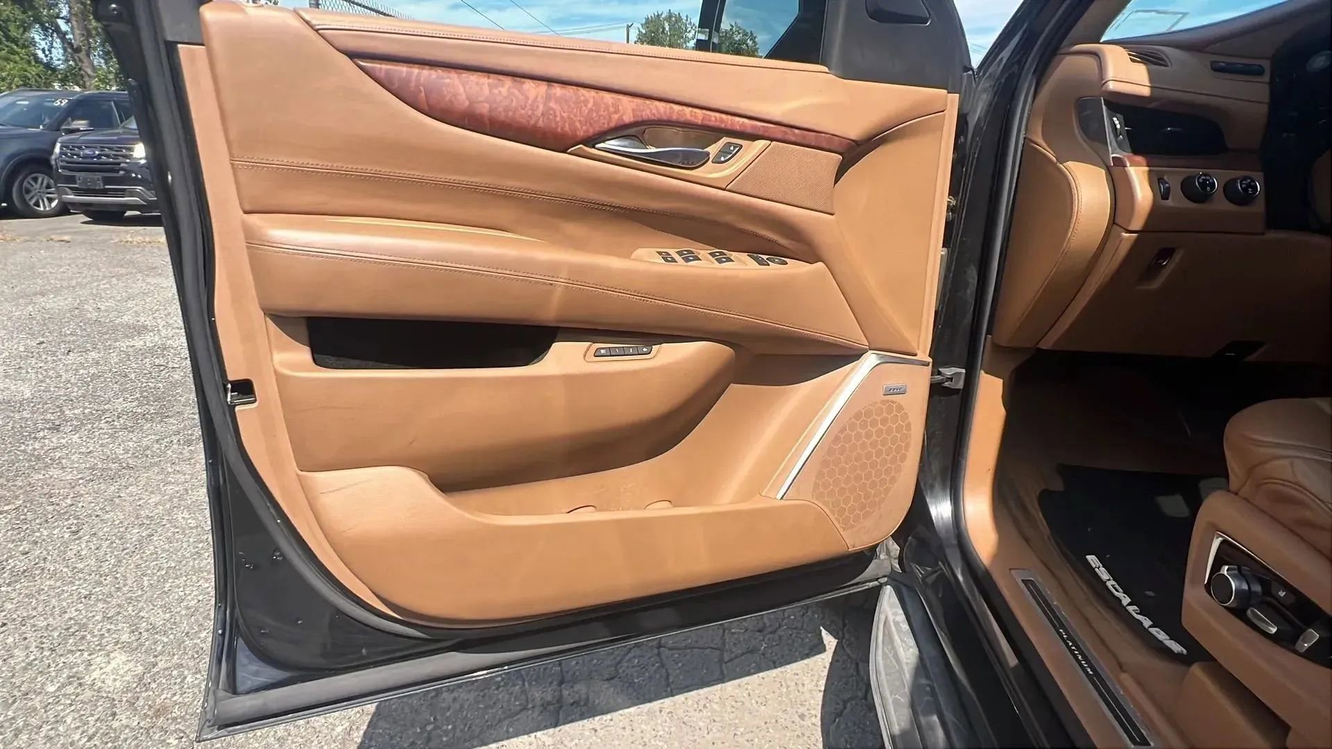 Used 2016 Cadillac Escalade Platinum image 21