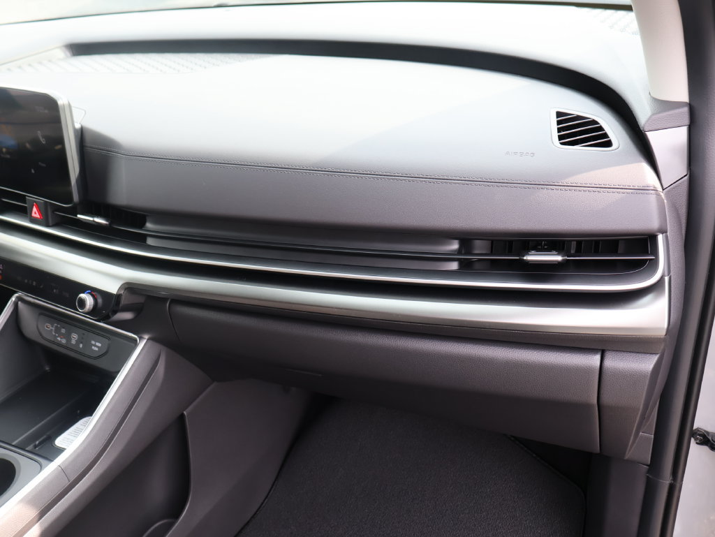 New 2027 Kia Carnival SX w/ Dark Edition Package FWD image 10