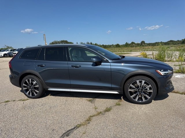 New 2026 Volvo V60 B5 Cross Country Ultra w/ Protection Package Premier image 2