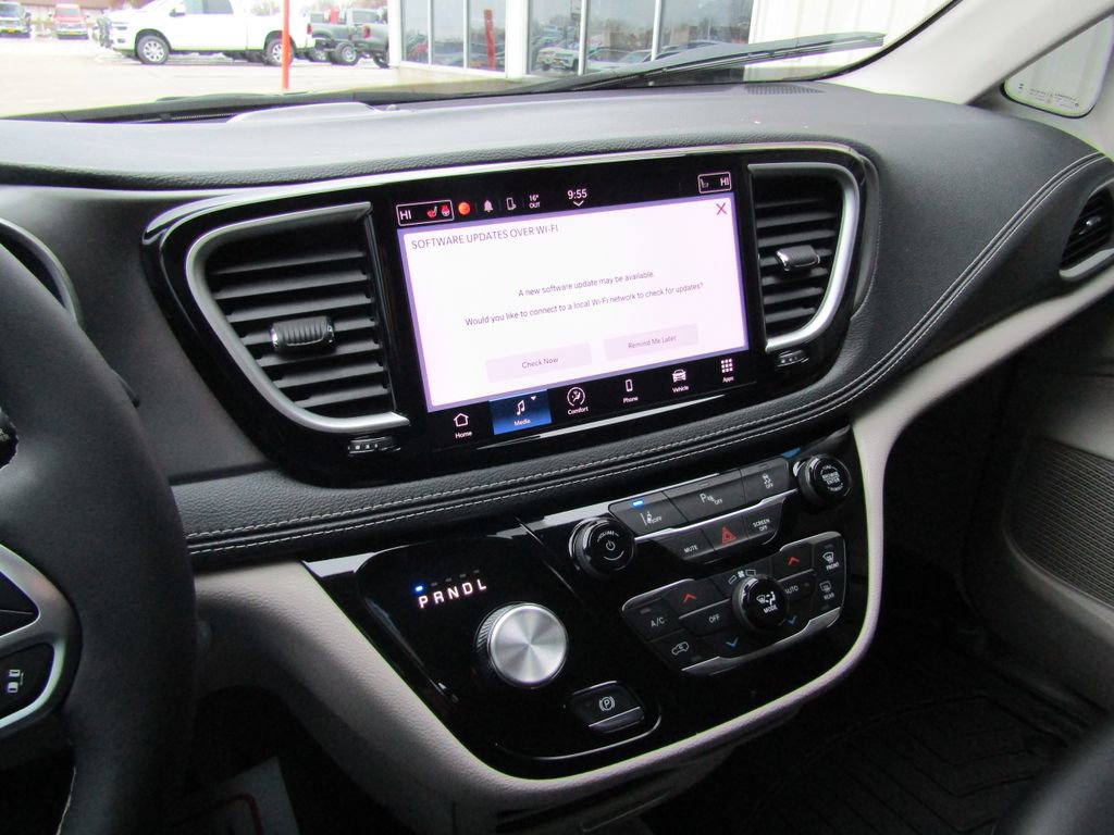 Used 2023 Chrysler Pacifica Touring-L image 28