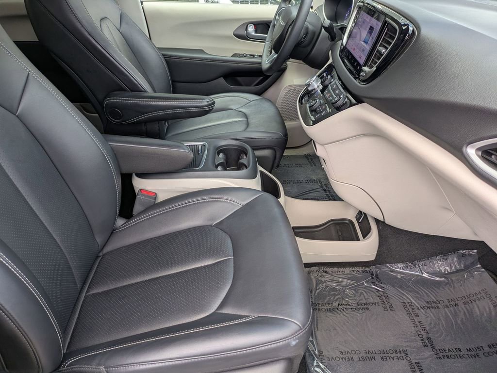 Used 2024 Chrysler Pacifica Touring-L image 29