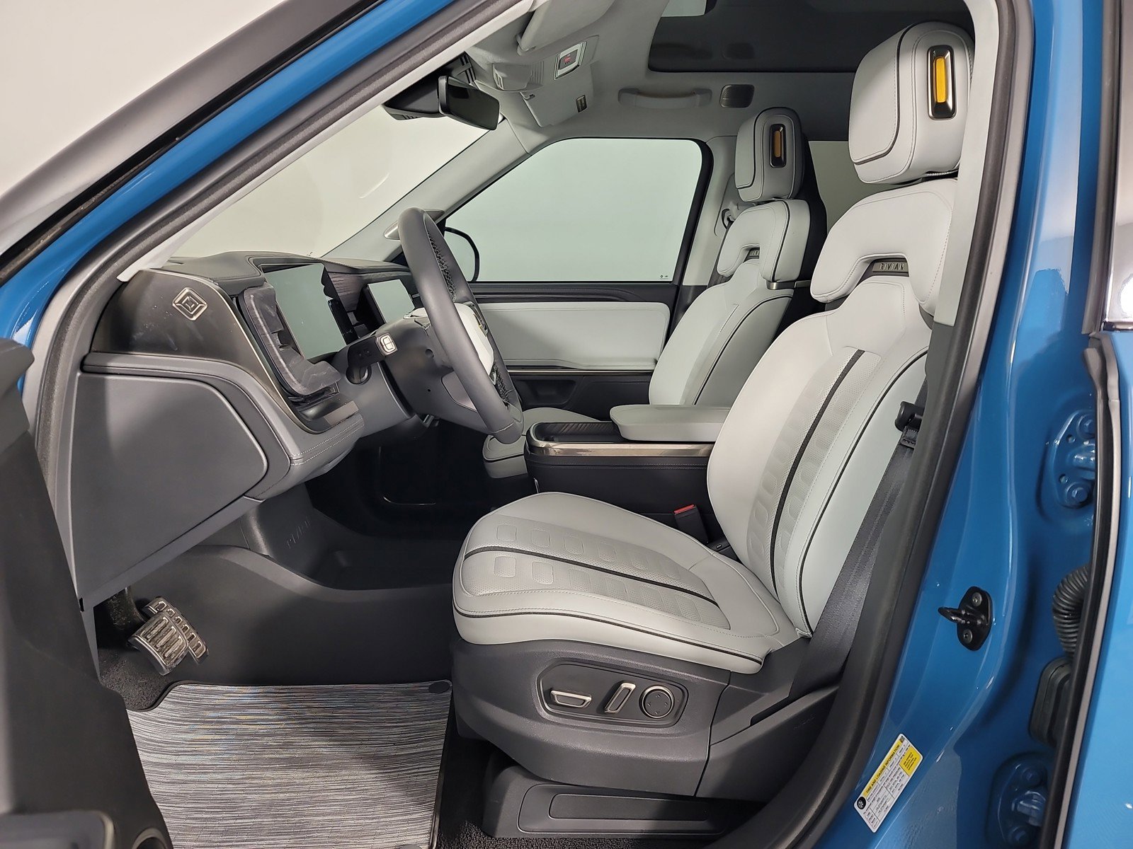 Used 2023 Rivian R1S Launch Edition image 18