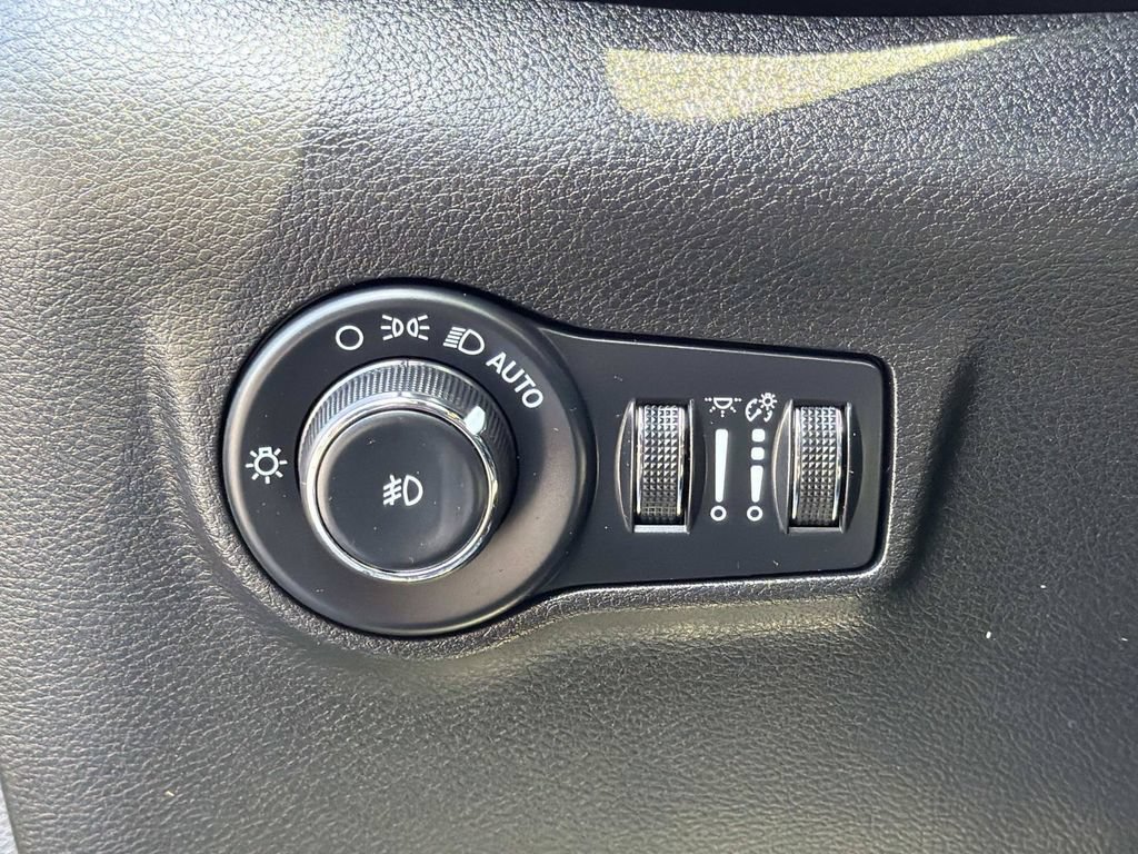 Used 2022 Jeep Compass Latitude w/ Sun and Sound Group AWD/4WD image 28