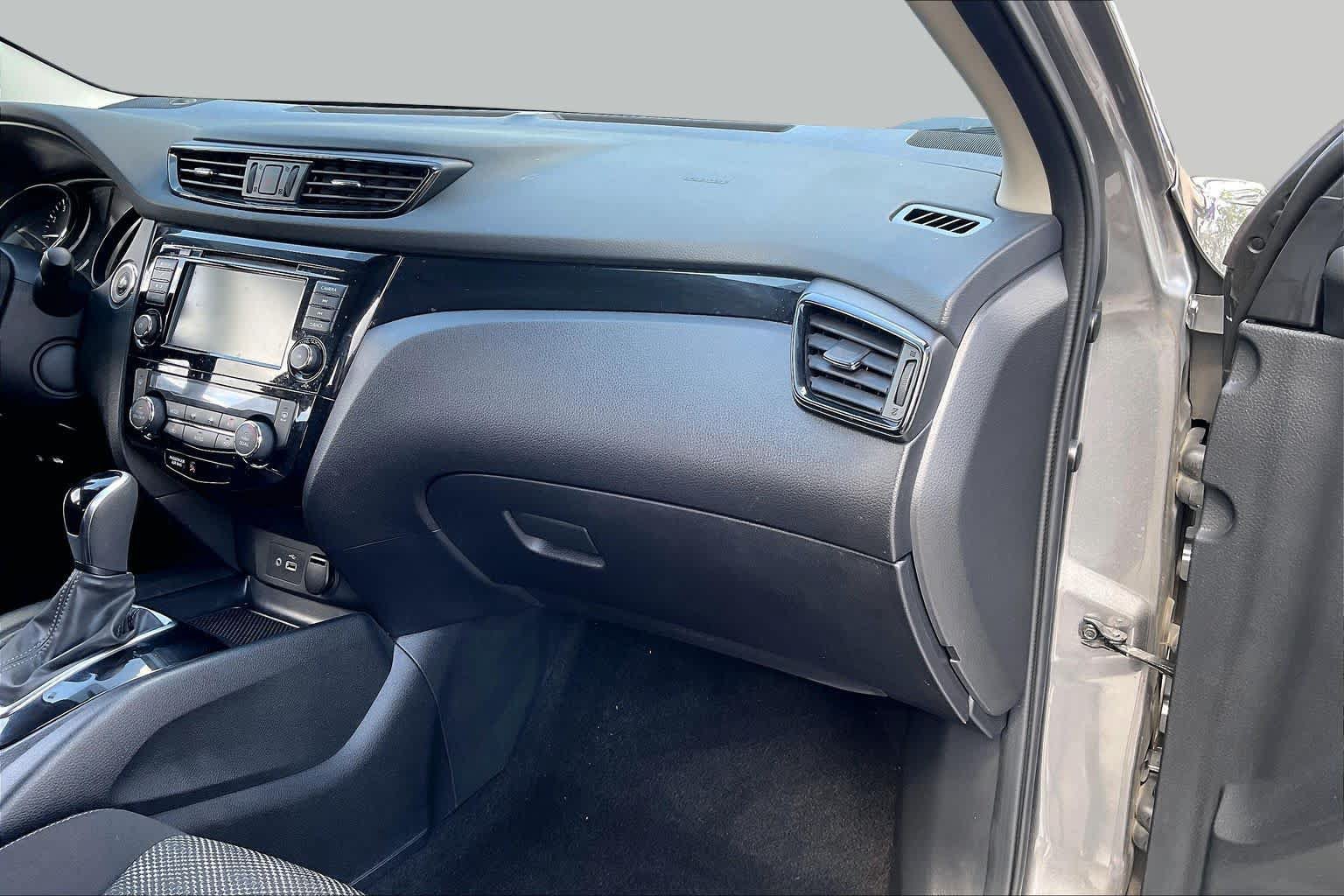 Used 2020 Nissan Rogue Sport SV FWD image 17